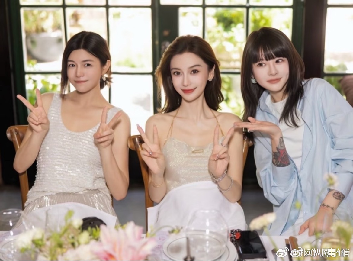 angelababy参加朋友女儿的生日宴会合照，太美啦，在哪都是焦点🤩​​