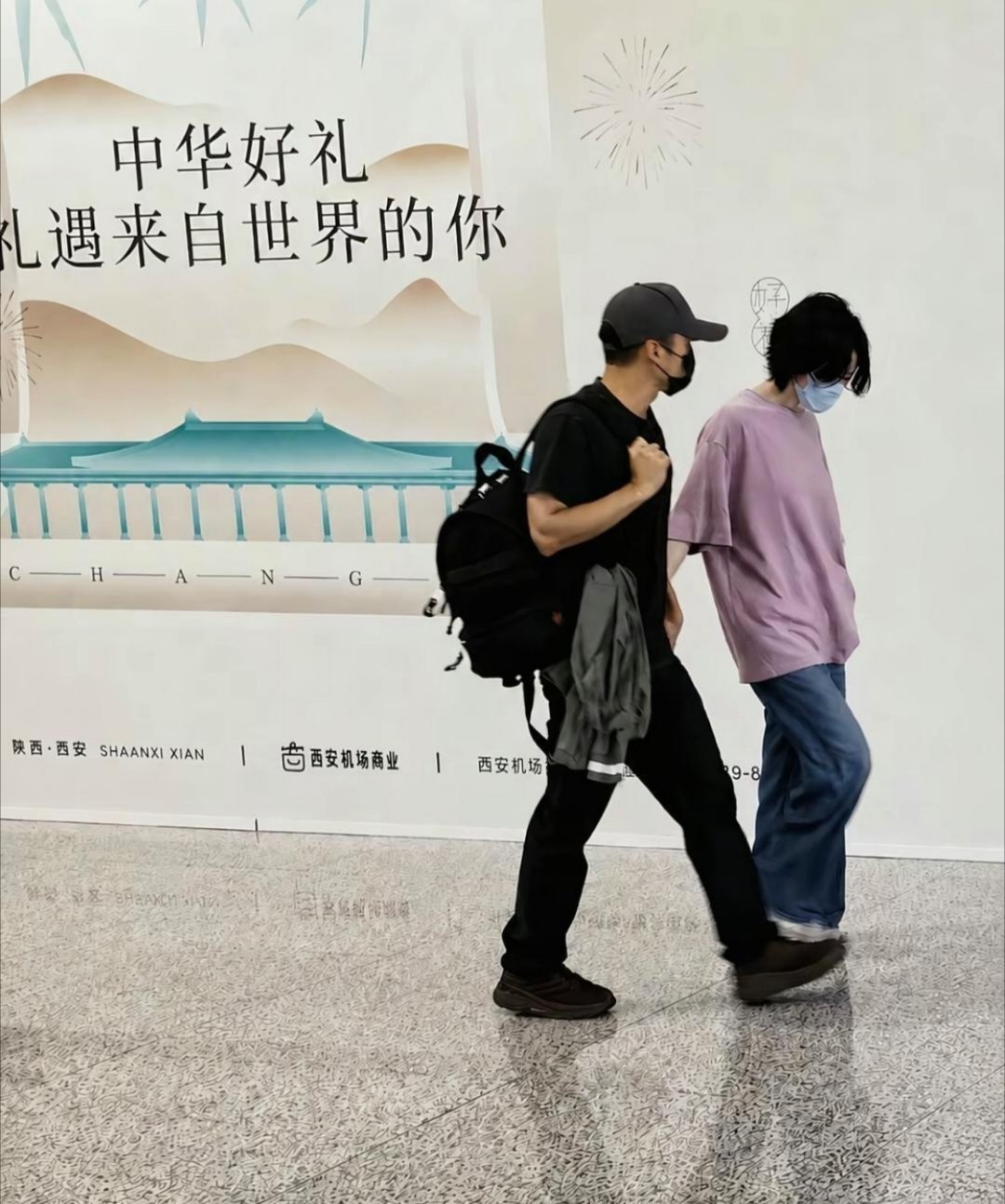 王菲谢霆锋西安机场十指紧扣