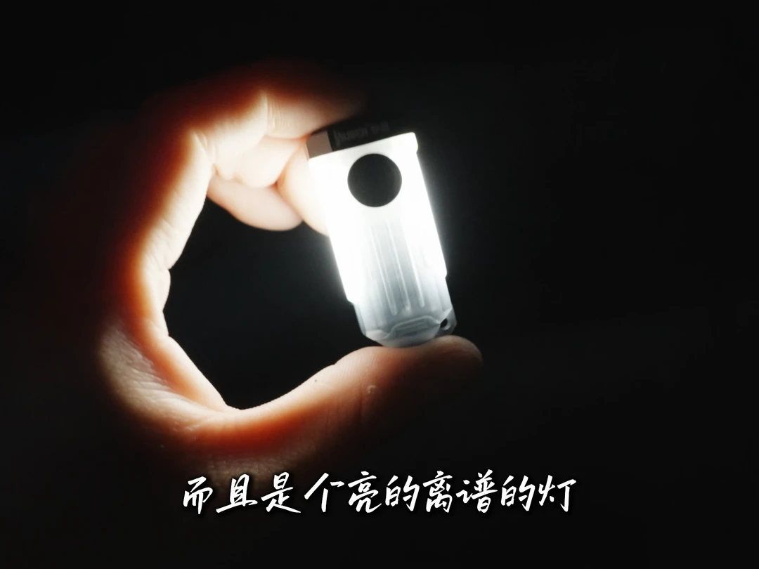 高颜值挂坠秒变强光手电。#户外 #手电筒#便