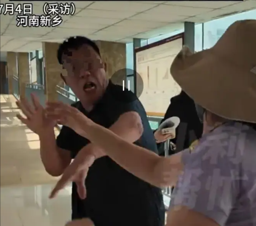 河南一男子因为母亲要不要继续住院的问题，和几个兄弟姐妹大打出手，他表示老人92岁