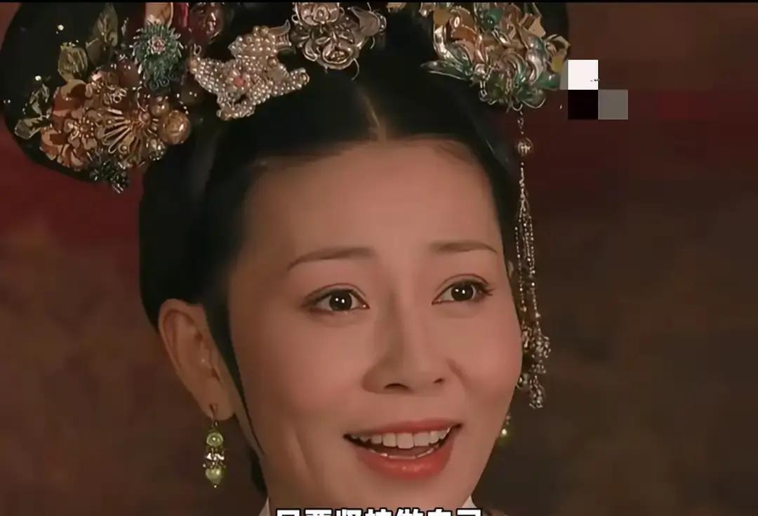 齐妃和三阿哥这对母子在《甄嬛传》里活到最后，靠的不是聪明，是够笨。齐妃说话直来