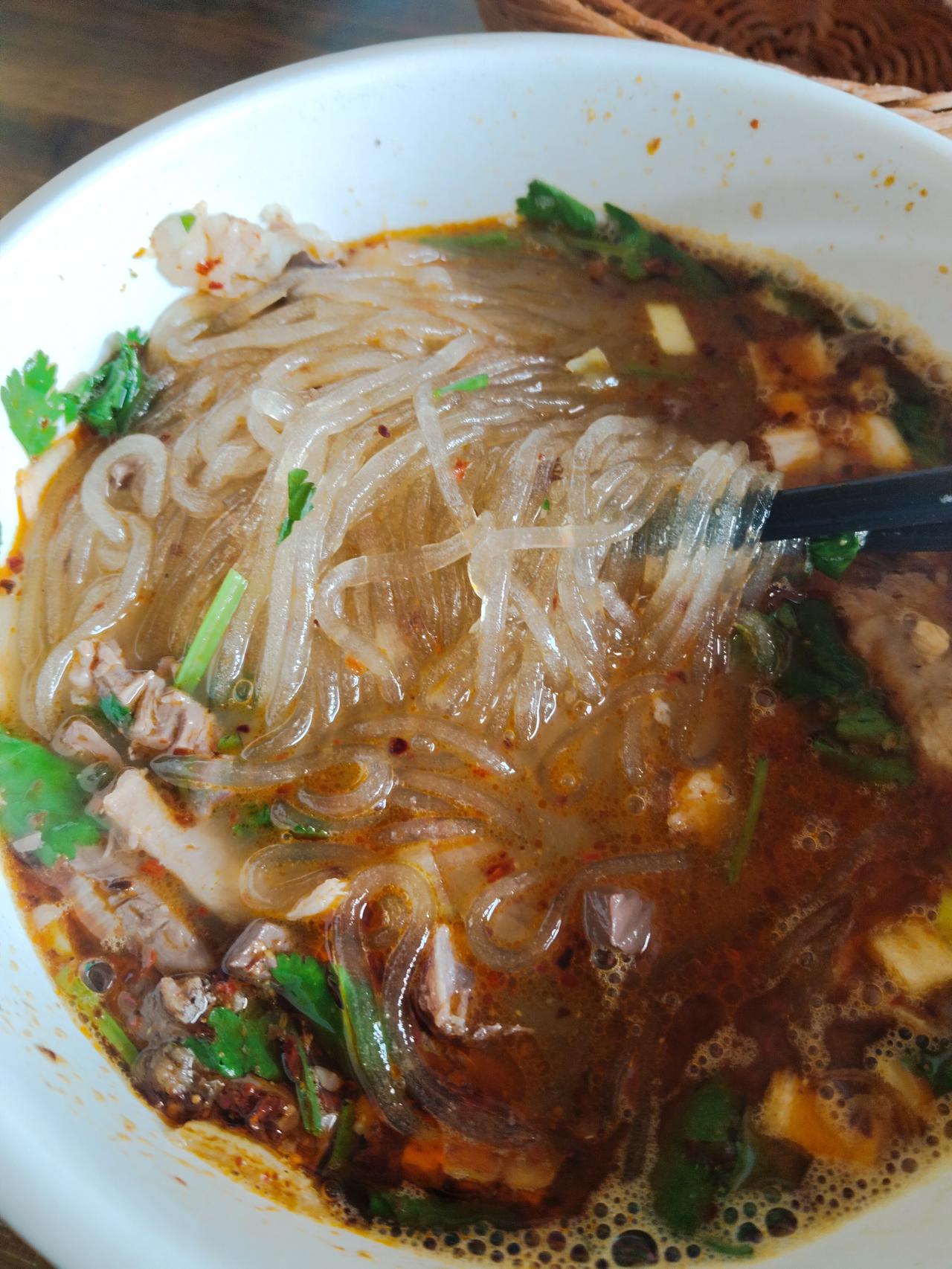 这是羊肉泡，还是泡粉条？饭店不仅分等级，同类食物也分出普通版、优质版。以羊肉