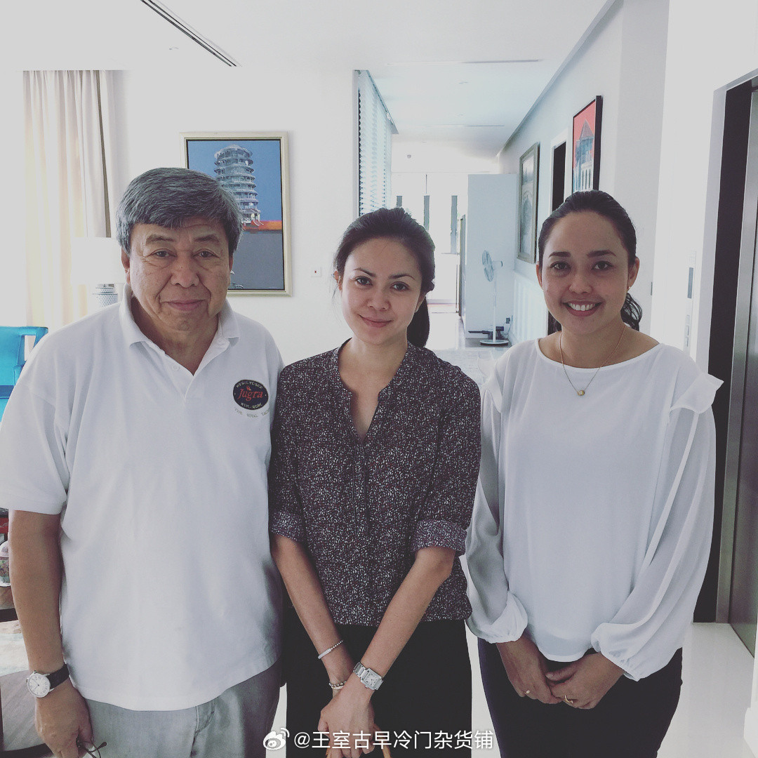 王室王室马来西亚王室雪兰莪老照片：2018年雪兰莪苏丹夫妇和路人的合影，从来没