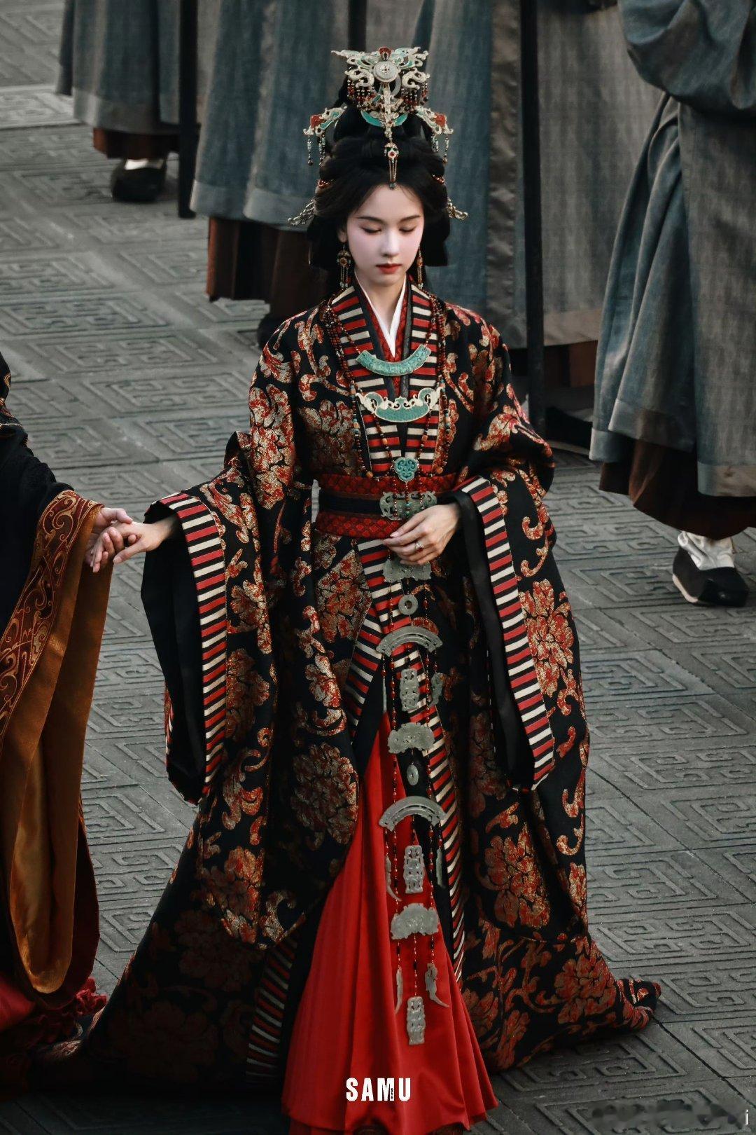 看翘楚路透🤔应该是女主男二大婚？感觉服化道很好​​​​