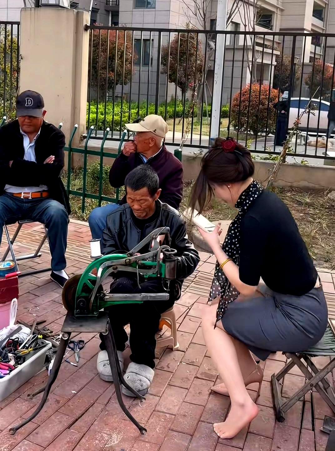 大家看这玩意儿，一脚下去会是什么后果？这块板子厚得跟咱家防盗门似的！说实话，