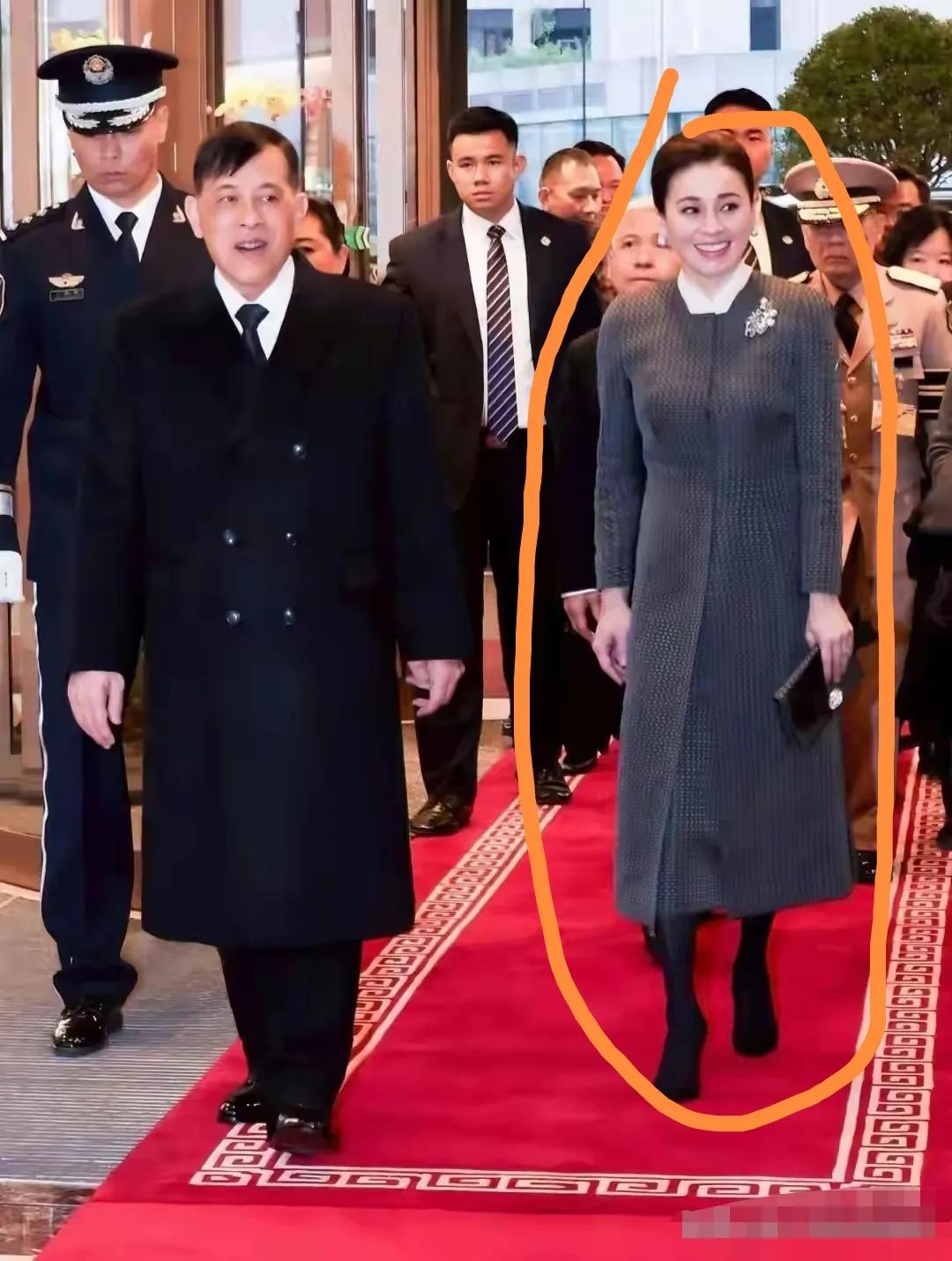 还说不够恩爱？看都看出来了！泰王玛哈的黑皮鞋稳稳踩在红毯边缘，把大部分红毯让给