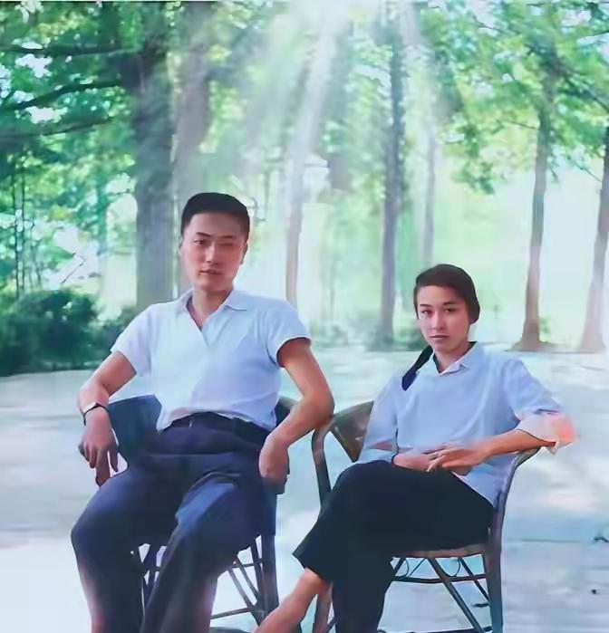 这是陈小鲁和粟惠宁在卢山度蜜月时的真实样貌，都看看吧，这可不是演员扮演的。陈小