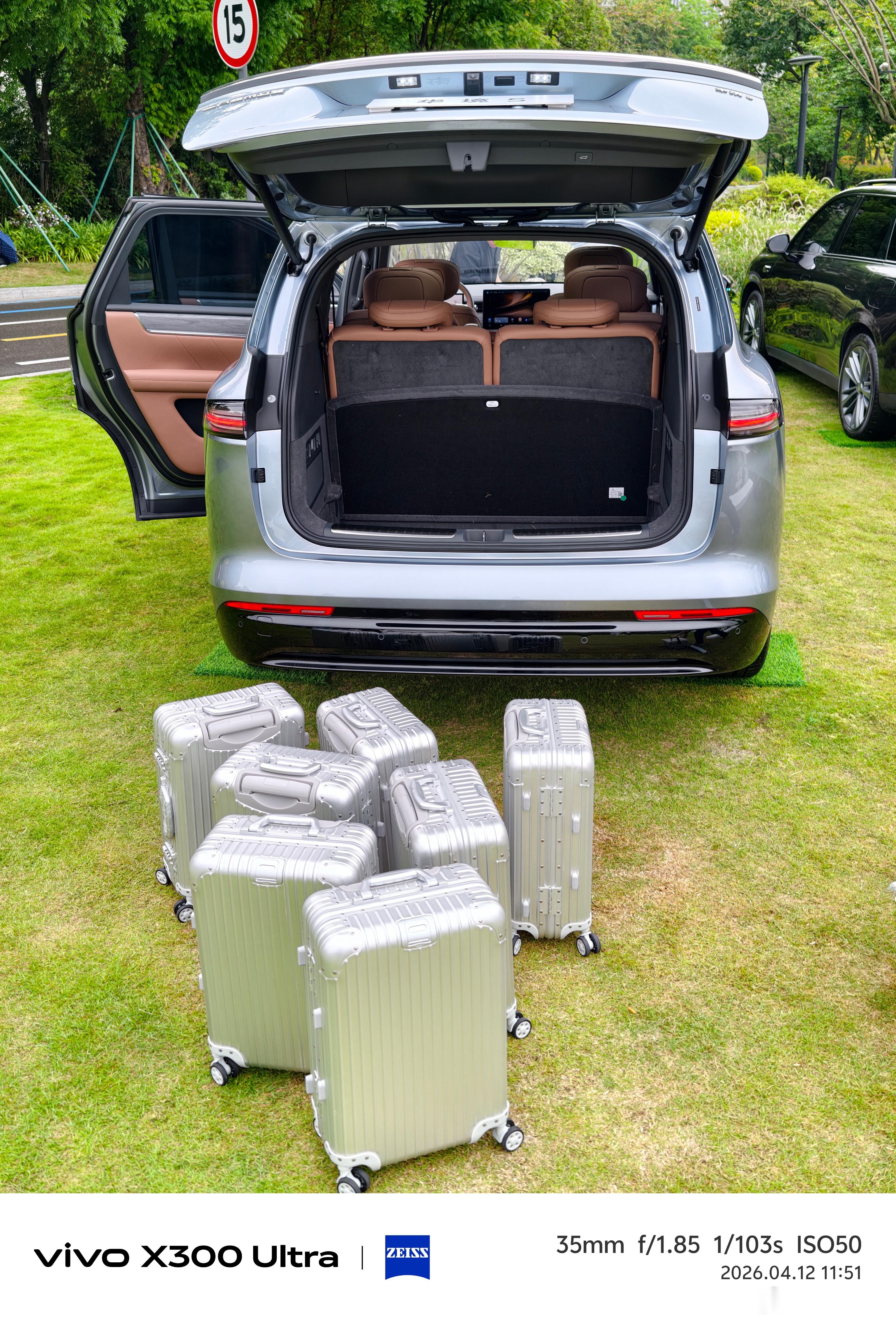 华境S的空间有多离谱作为一款插混大六座SUV它给了你一个巨大的下沉式的背后箱同级