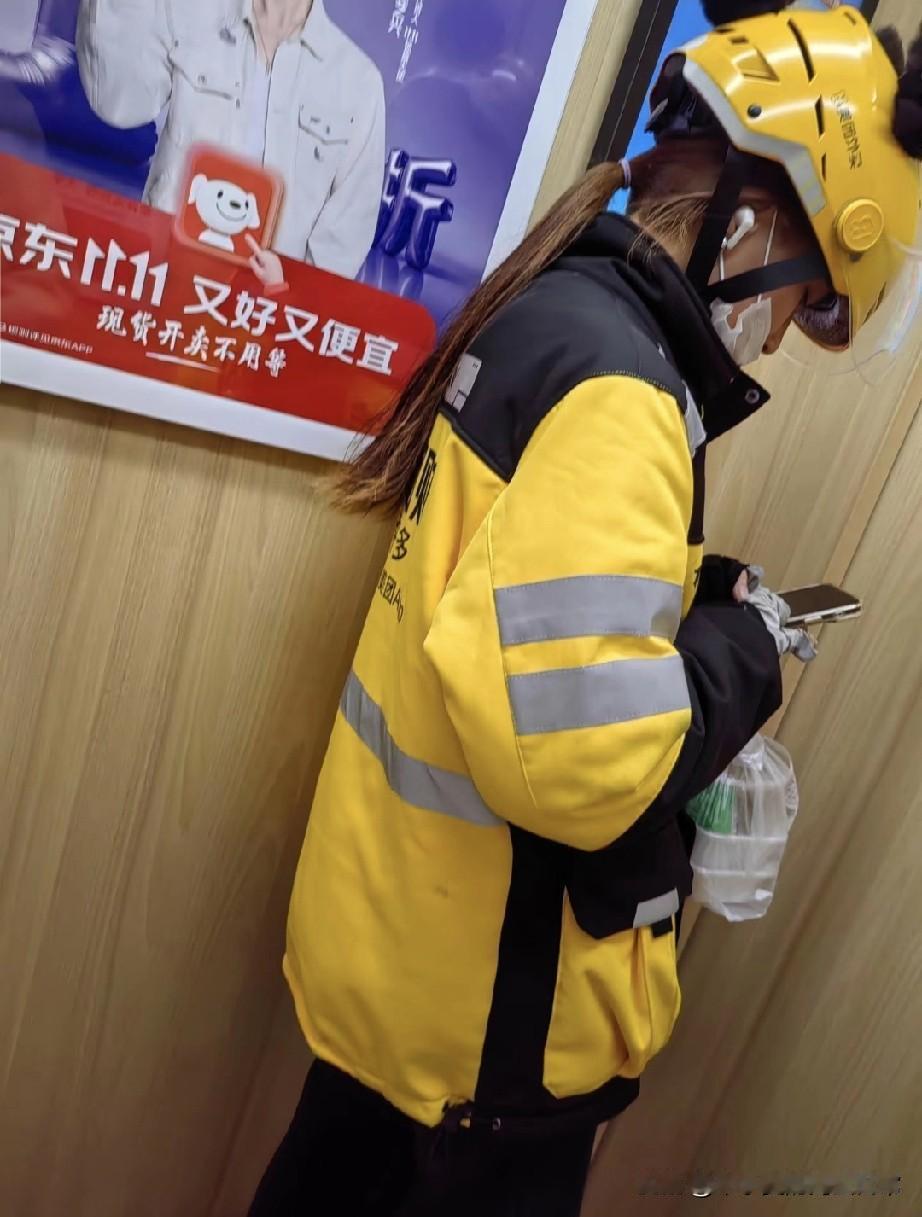 美女骑手跑外卖，有人说“可惜”，我却觉得一点都不！电梯里碰到这位外卖小姐姐