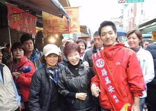 蒋万安和洪秀柱关系可好了，两人当众手拉手友谊深。蒋万安夫人一脸温婉的笑容，这是个