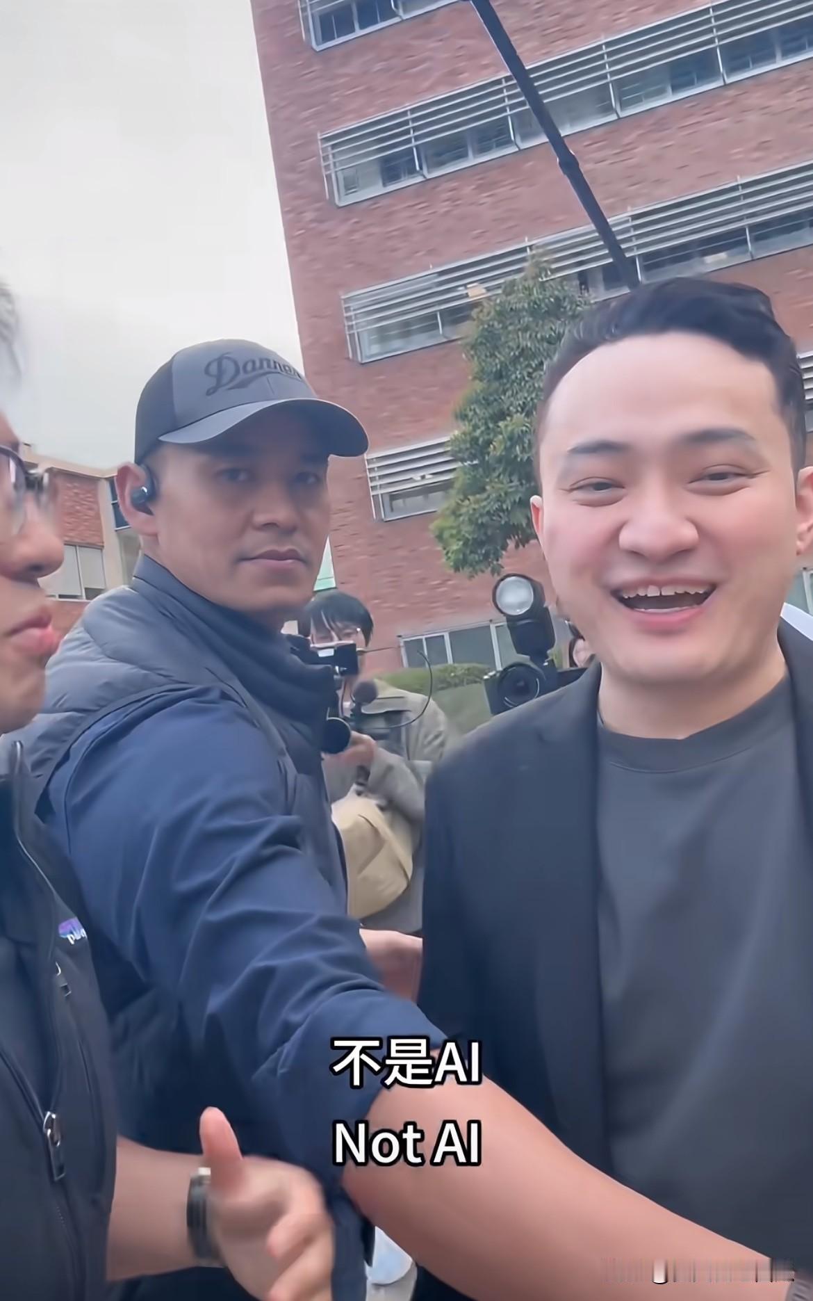 被景甜说过之后，孙宇晨都注意指甲了！现在弄的非常整齐[捂脸哭][捂脸哭]，剪的又短