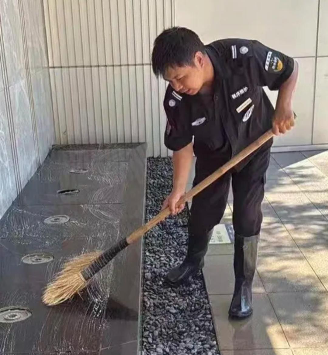 新来的保安最近特别积极，早上7点半上班，但他每次都早早的来了。来了以后就去物业给
