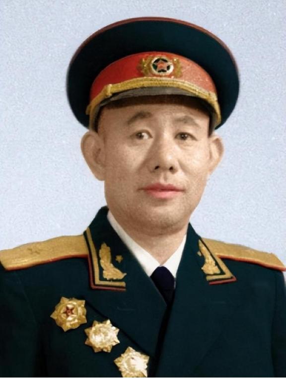 1951年，一群志愿军在撤退时，猛然发现眼前狭隘的山谷中，竟出现了成千上万个美军