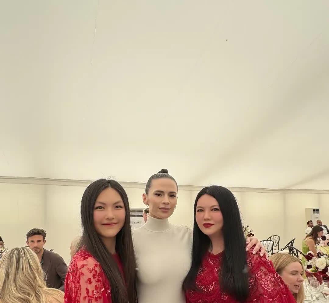 李湘这是把15岁的女儿拉到与自己同一年龄段拼命地往年轻去打扮，“像姐妹”之类的赞