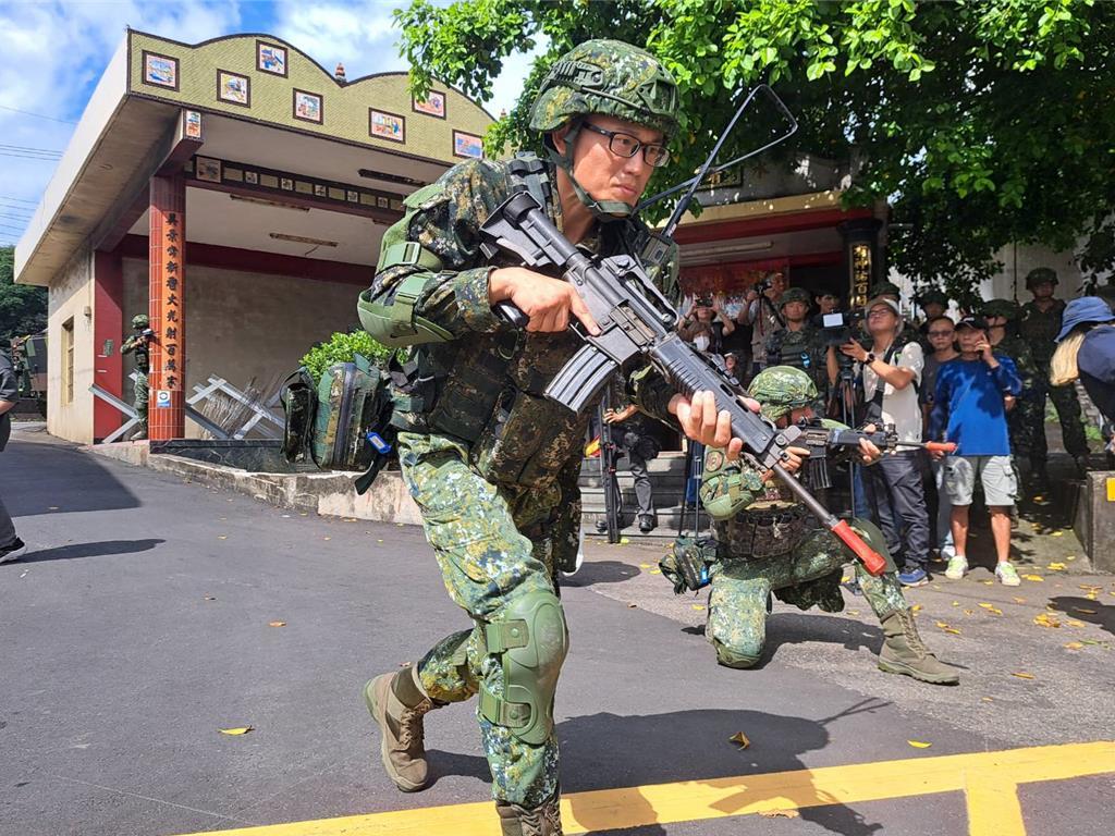 解放军出动无人机绕台，金门台军将领：一旦台海发生战争，应该动员部队躲进山里麻
