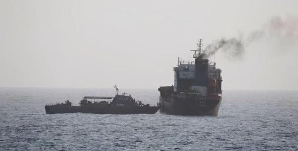 阿曼湾刚刚传出消息，4月20日，阿曼湾，美军悍然开火击穿机舱，全副武装强行登船