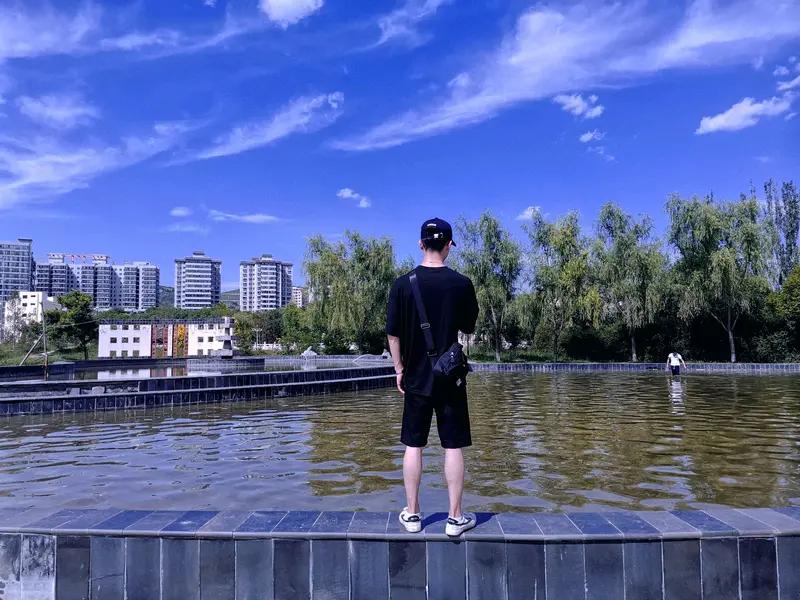 渭南小伙拍女同事忘带钥匙发网上博取流量，后续职场下场看得人后背发凉家人