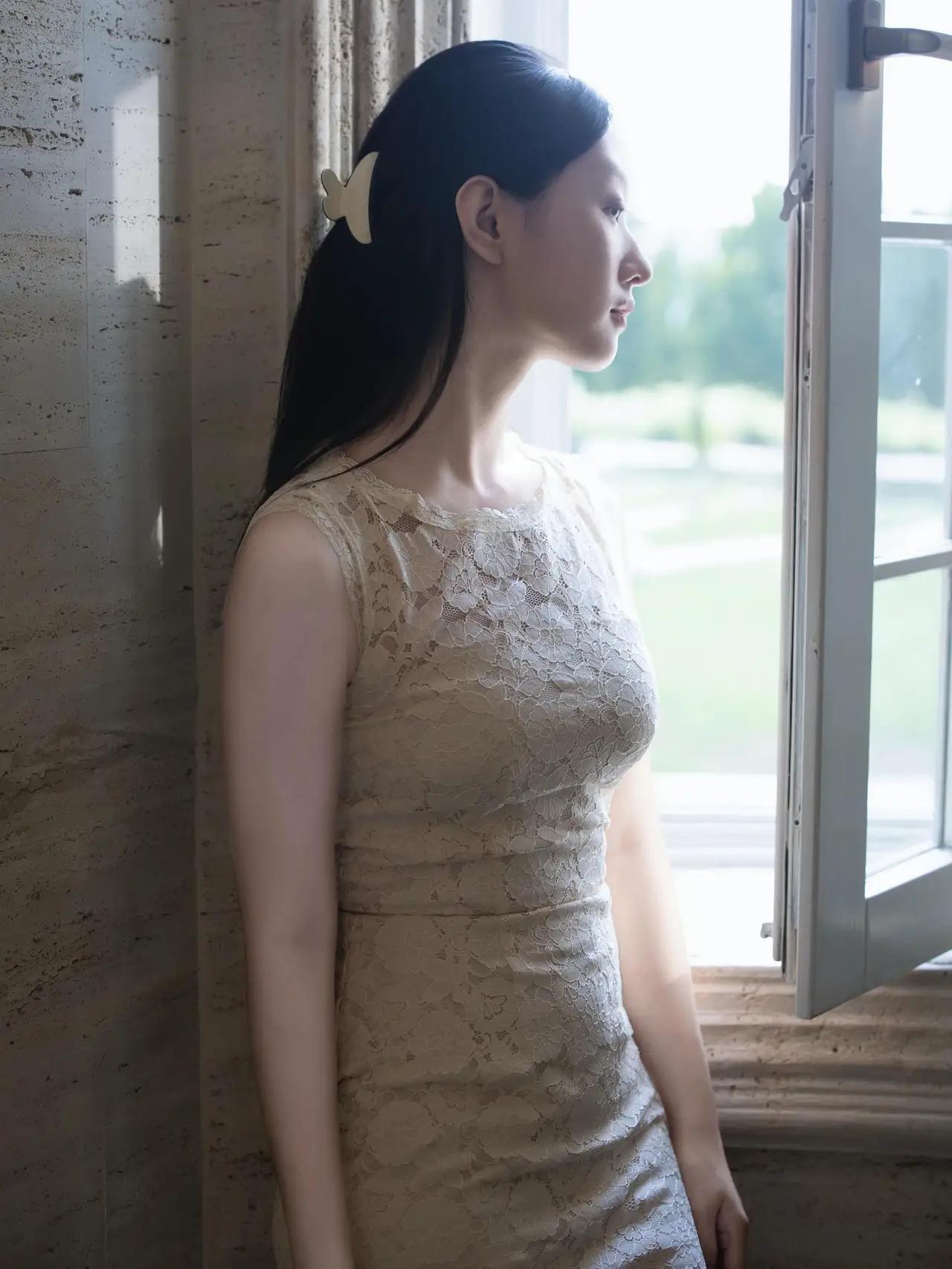 窗边沉思，静谧时光，蕾丝裙摆随风飘逸。