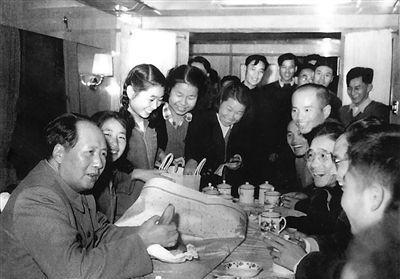 1954年，金日成派人送来24箱苹果给毛主席，主席收到后让拿给警卫团享用，然而当