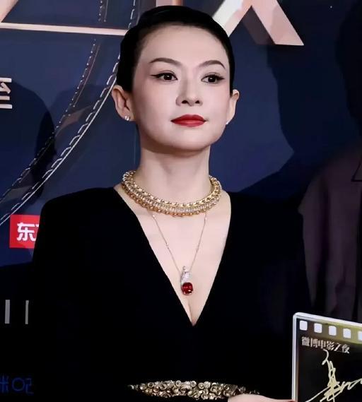 突然理解了，章子怡为何会放弃撒贝宁，选择一个三婚的男人汪峰了！不是因为他歌唱