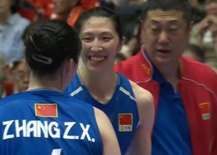 中国女排打破心魔！复仇泰国成功晋级，张籽萱立大功，下场将和日、韩抢奖牌赛场计
