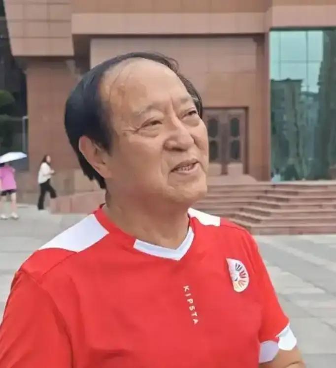 2024年6月，74岁的牛群穿着一件洗得发白的蓝色短袖，脚上踩着老北京布鞋，手里