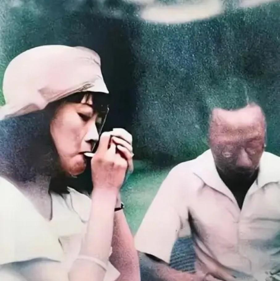 30年代，天津静园，已经沦为“烟鬼”的婉容在溥仪面前点起烟来，彼时她的烟瘾非常大