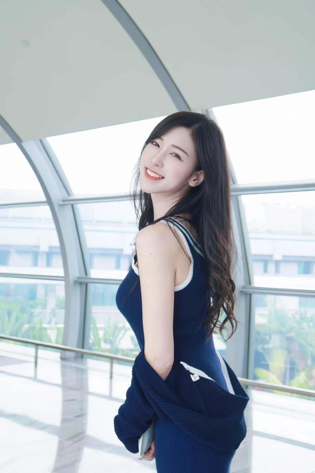 玻璃幕墙外是远方的风，脚下是奔赴的路，一身简约穿搭，赴一场未知的美好。