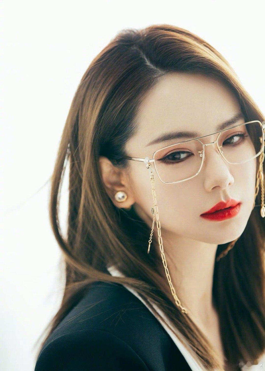 戚薇回忆戚仙女时期大侦探时光赋予戚薇更从容的气质，却不曾带走她塑造角色的灵动。