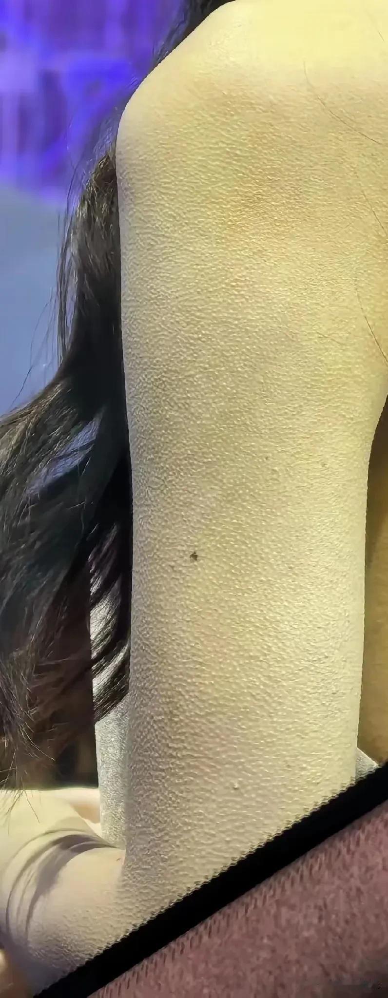 没有任何一个工作是轻松的车展上的模特被冻得浑身都是鸡皮疙瘩每个人都不容易