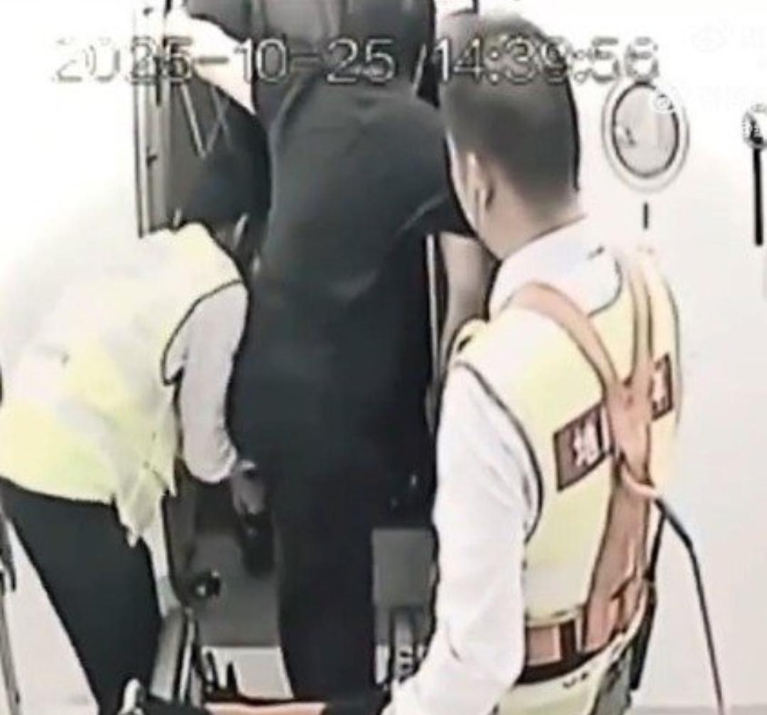 郑智化登机这事最近可火啦。10月25号,他吐槽自己在深圳机场登机的时候“连