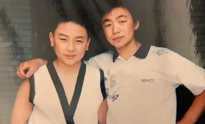 1990年，2岁的陈小龙（释小龙本名）被父亲带到少林寺，拜释永信为师，获法名“释