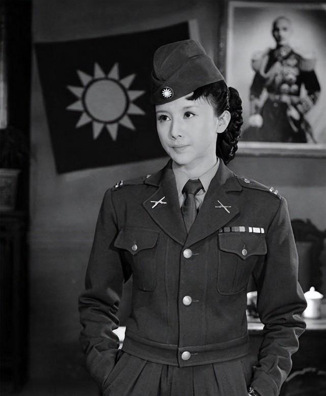 1940年，地下党康乃尔正在茶楼玩牌，一军统美女突然拍了拍他的肩膀，使了个眼色说