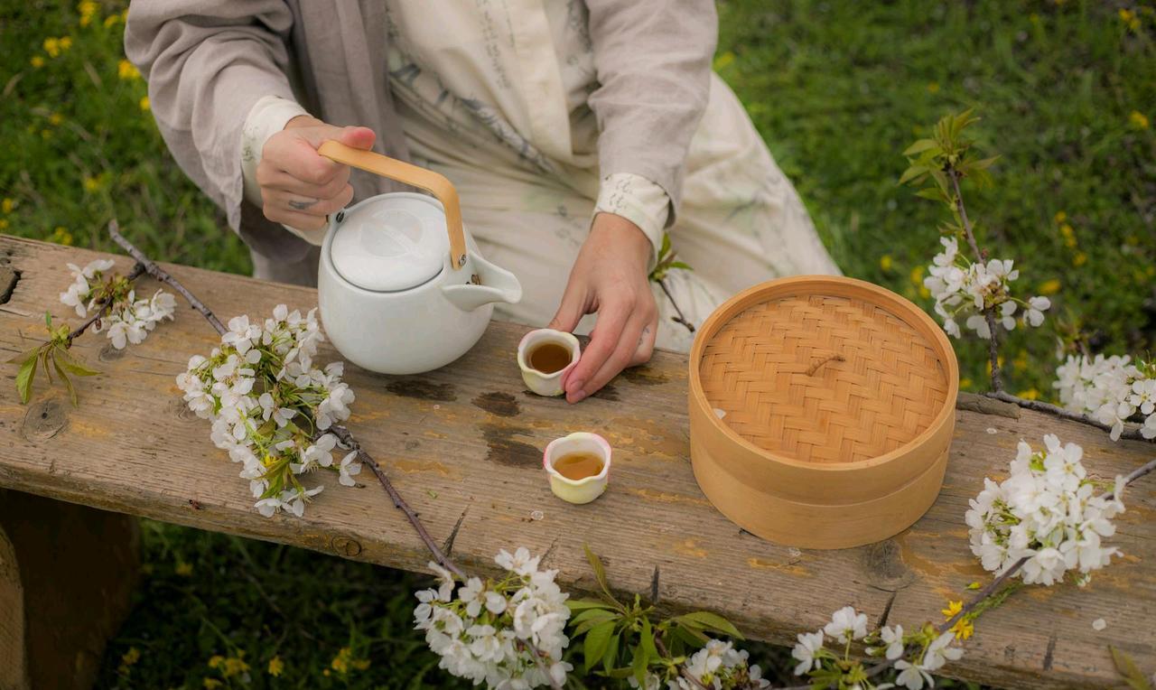 很喜欢的一段话:“人生最高境界，尽早挣够钱，退隐江湖，躲在自己的小院里，栽花、种