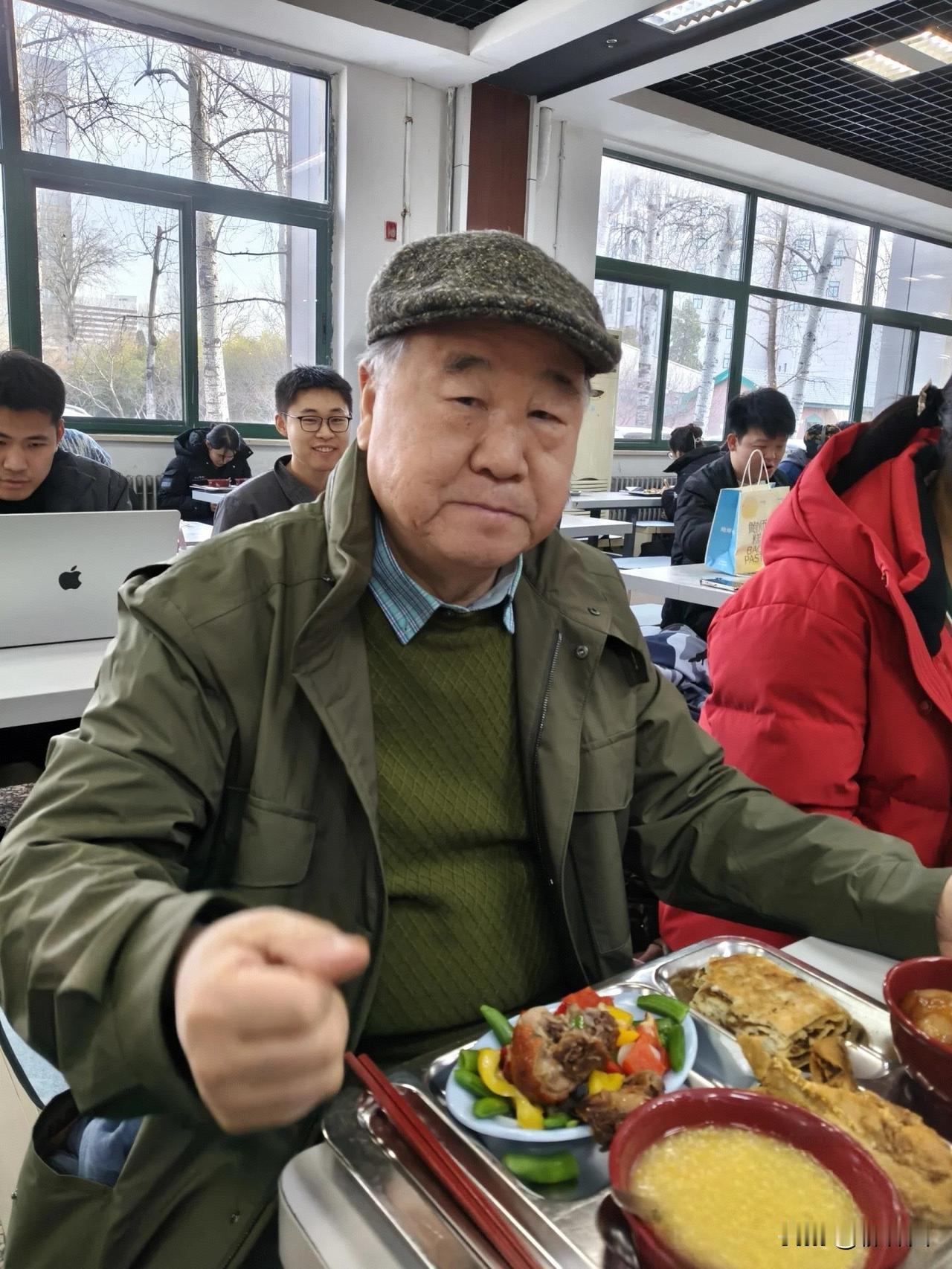 70岁著名作家莫言，北师大饭堂吃饭被网友偶遇，全程配合打招呼合影，毫无名人架子。