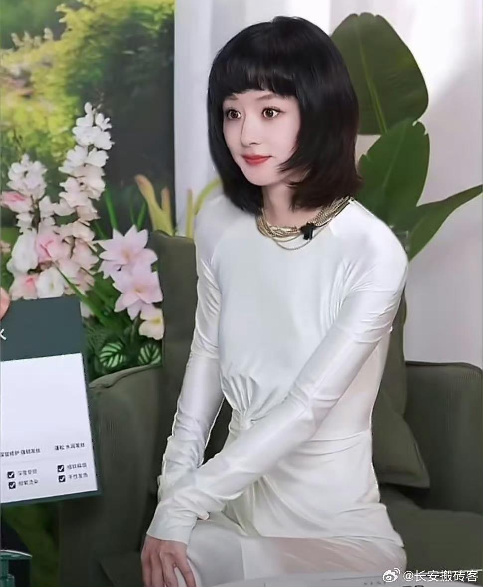 都说长脸抗老、高颧骨抗老，赵丽颖证明，还是圆脸最抗老！休息了这么久后的第一次