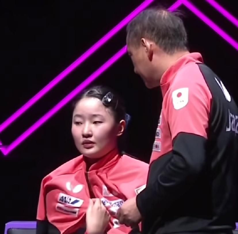 做过家长的，很容易看出，昨晚的张本美和，的确是生病了，应该是感冒或者发烧了。为