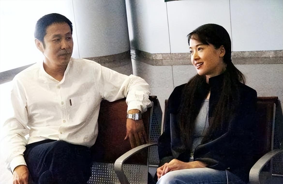 20多年前，陈道明与左小青工作中间，坐在那里休息的画面。那时的陈道明小50岁