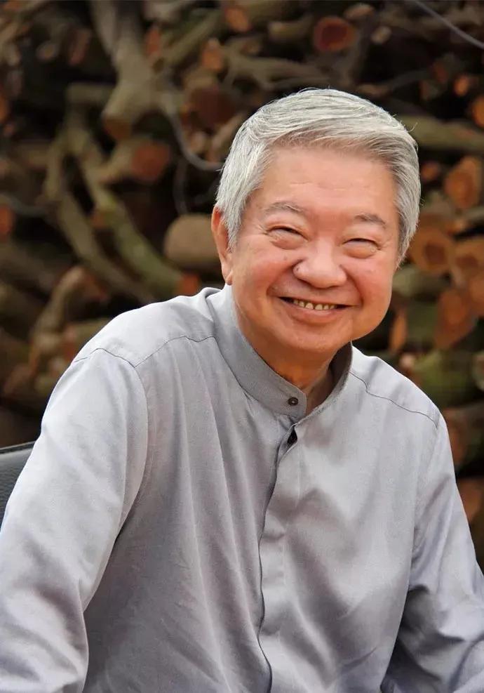 蔡澜说：“我的妈妈是很厉害的一个女人，她告诉我，一定要把兴趣变成以后可以求