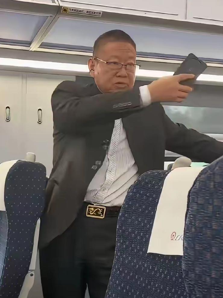 高铁上，婴儿哭闹不止，宝妈躲去连接处依然被吼！网友直呼：高铁带儿童这届年轻人，