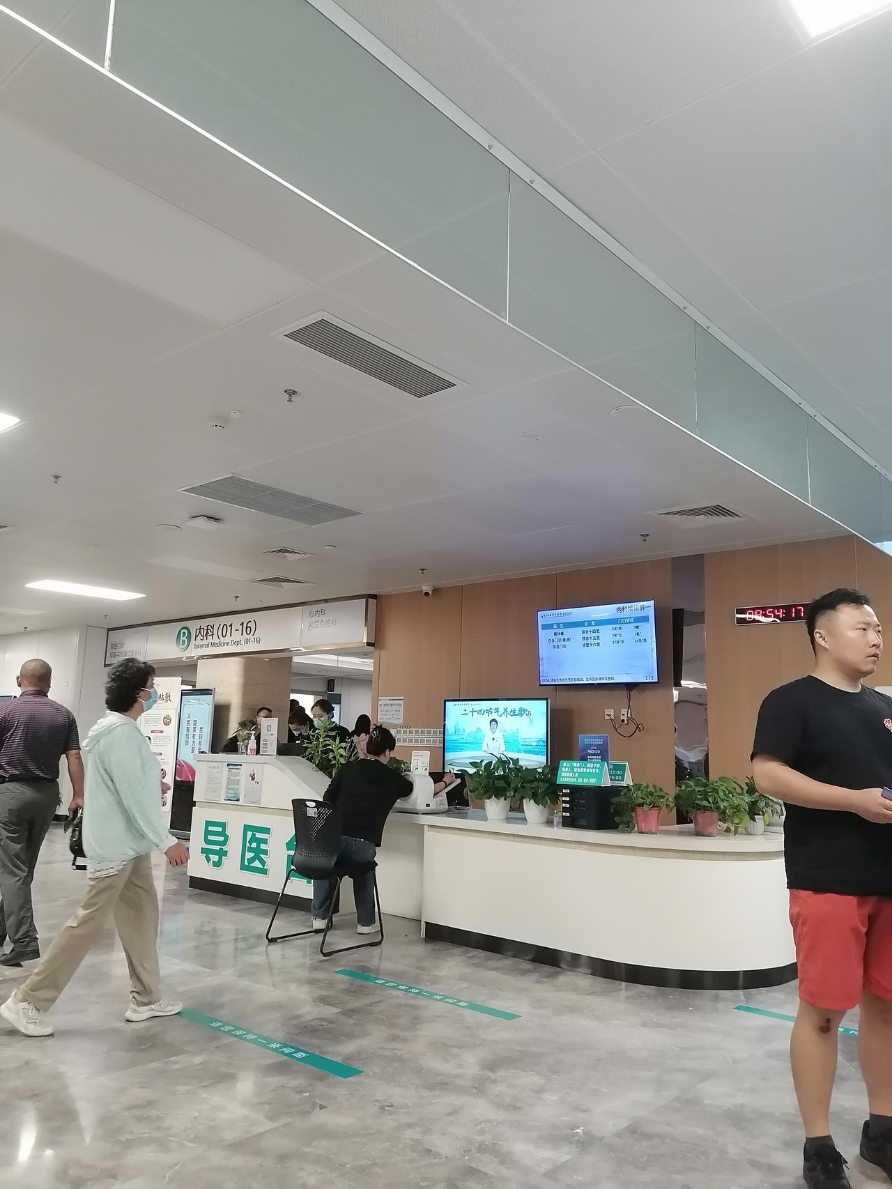 邻居昨天下午去三甲医院就诊，回家后忍不住吐槽接诊的医生。可我反倒觉得，那位医生说