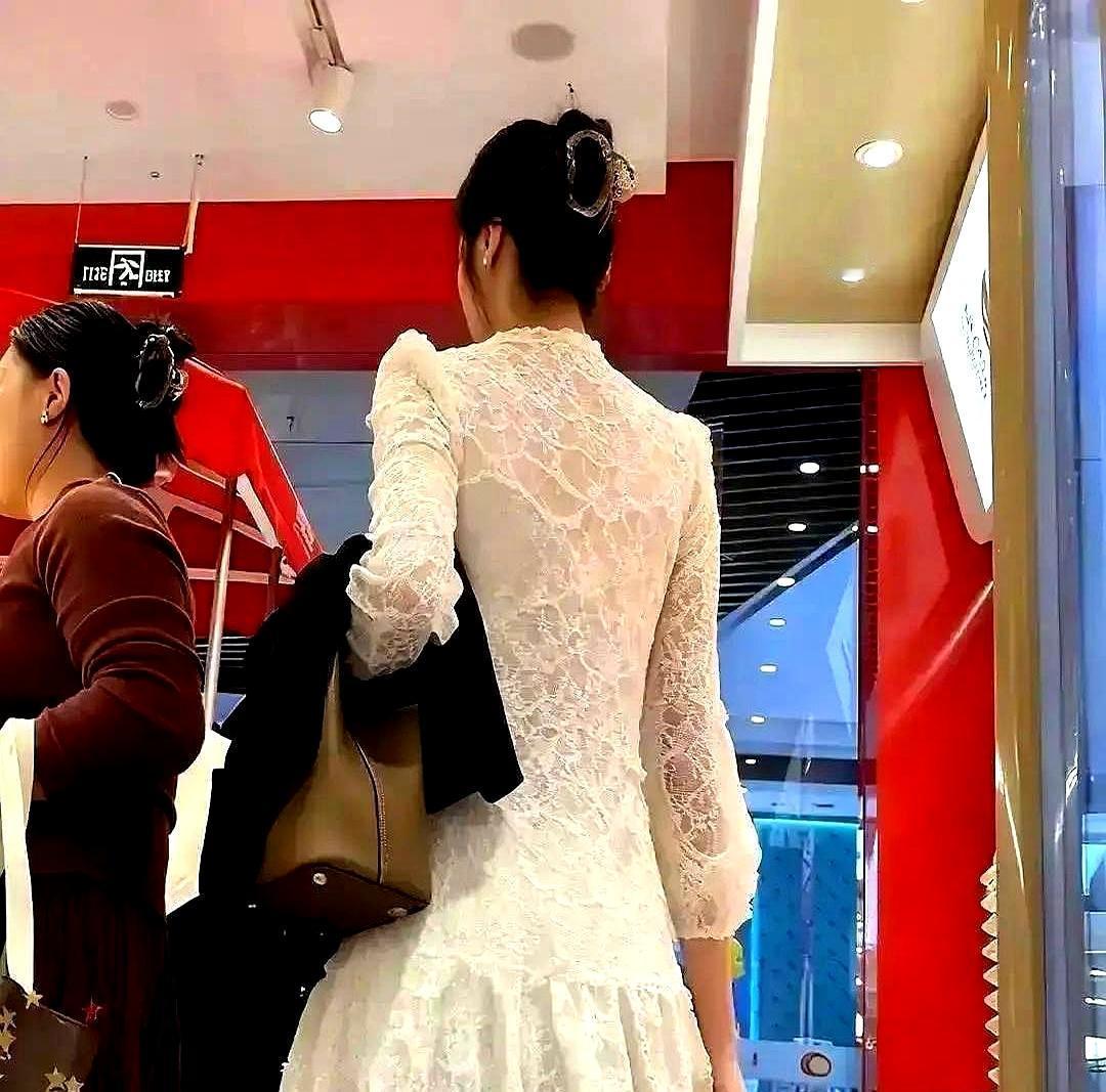 丝袜，白天是名片，晚上是秋裤。95后姑娘把钱包掰成两半：一半砸向香奈儿联名