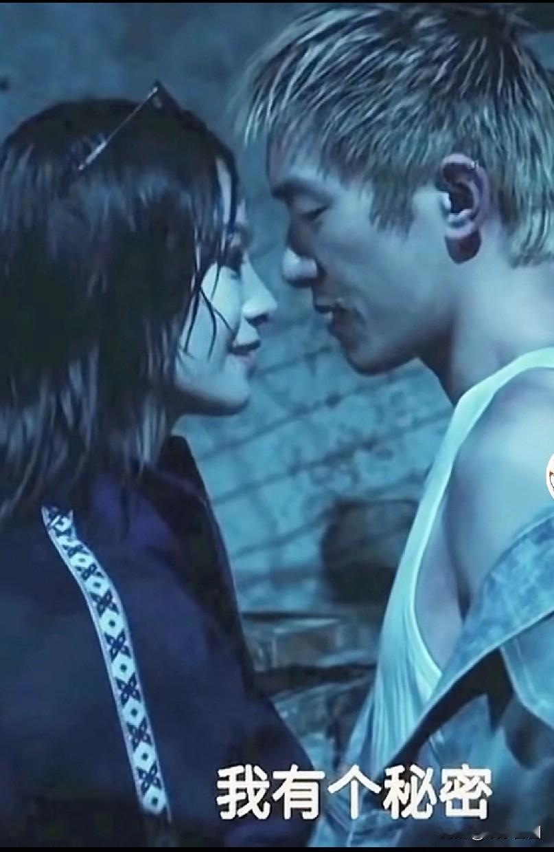 可能是短剧看多了看他们俩这亲密戏觉得是两个小孩在啃