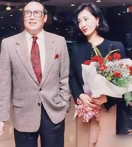 1995年，香港富豪赵世光甩出1000万，要妻子何莉莉签字离婚，何莉莉硬是没收，
