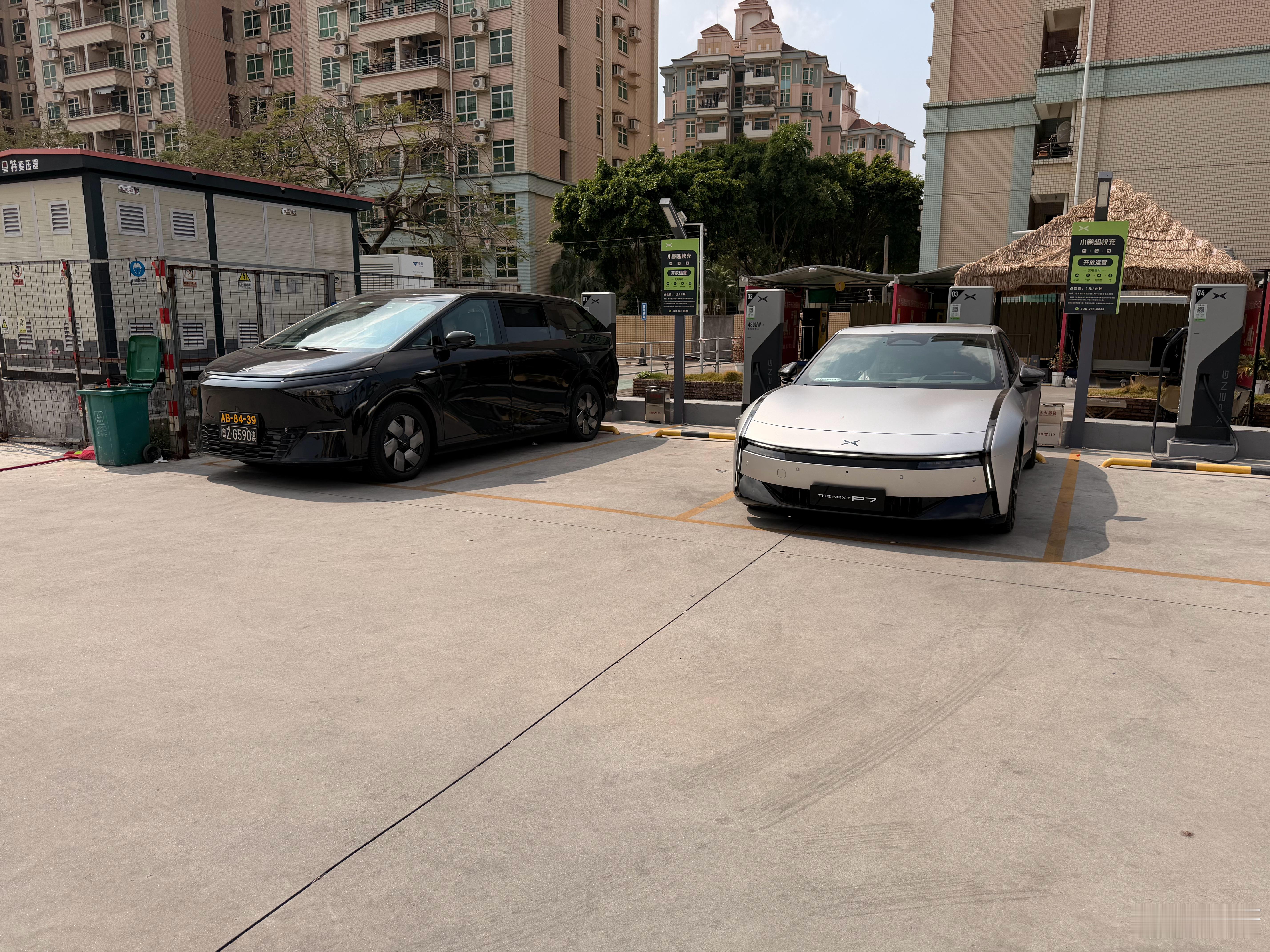 全家出门吃饭居然在充电站相遇了，问题是我哥这X9院里有家充啊，一问茅塞顿开他说还