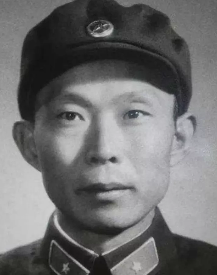 1976年10月，胡炜被撤销一切职务，接受隔离审查。此前他担任解放军副总参谋长、