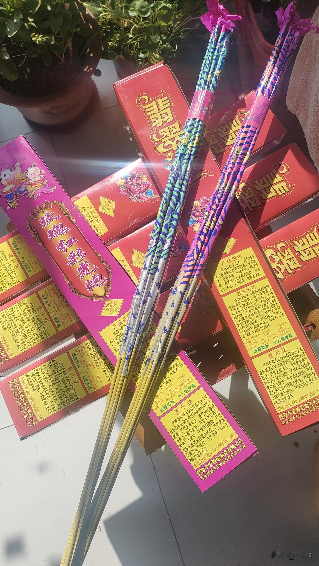 今天上午去取了个快递，顺便去烟花爆竹专卖店看了看！今年的烟花鞭炮的价格和去年相