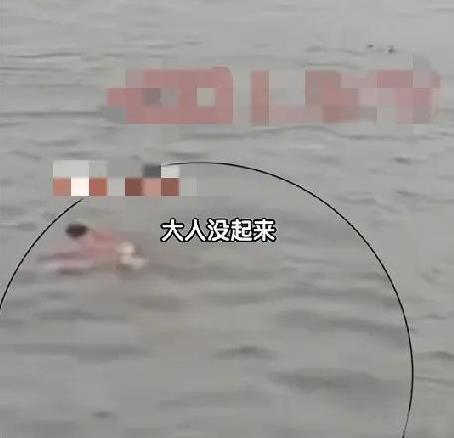 近日，湖北宜昌一儿子坠江，父亲立即跳江施救，父亲在江中用尽全力托举儿子，岸上的人
