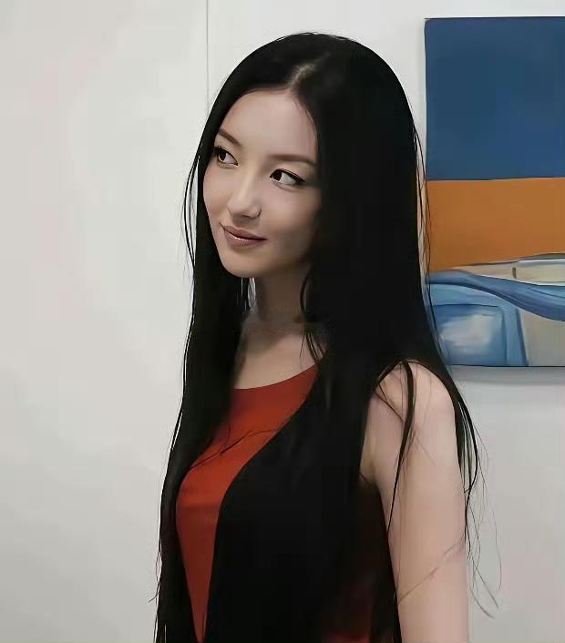 李嫣这姑娘，真是越长越开了，小时候觉得像王菲，现在看很美​​​