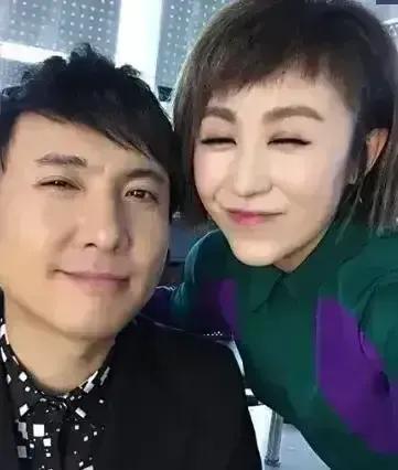 当年，马丽看上了一套房子，拉着沈腾跟开发商吃饭，想讨个优惠价，结果老板一拍桌子：